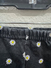 Load image into Gallery viewer, Daisy shorts - 3T
