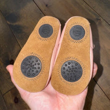 Load image into Gallery viewer, Crib Shoes 6/12M
