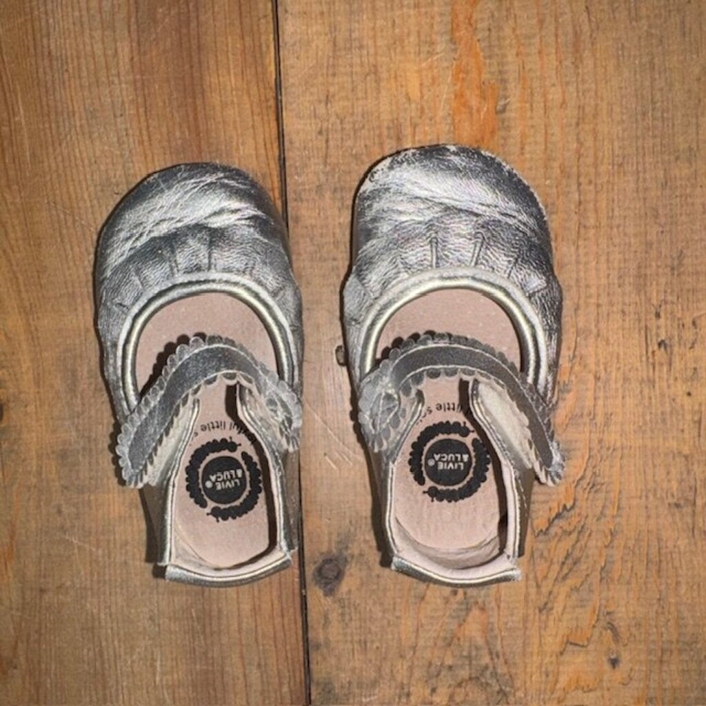 Ruffle Crib Shoes 12/18M