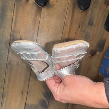 Load image into Gallery viewer, Ruffle Crib Shoes 12/18M
