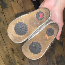 Load image into Gallery viewer, Ruffle Crib Shoes 12/18M
