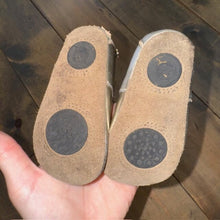 Load image into Gallery viewer, Pio Pio Crib Shoes 6/12M
