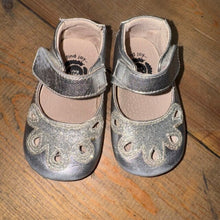 Load image into Gallery viewer, Crib Shoes 6/12M
