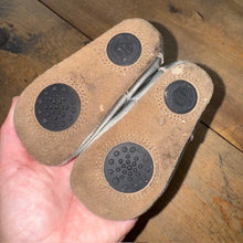 Load image into Gallery viewer, Crib Shoes 6/12M
