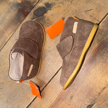 Load image into Gallery viewer, Suede Leather Shoes 9
