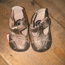 Load image into Gallery viewer, Metallic T-Strap Shoes 3/6M
