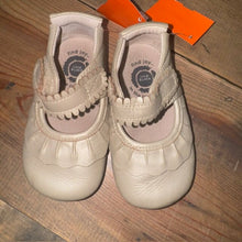Load image into Gallery viewer, Ruffle Mary Jane Shoes 12/18M

