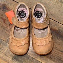 Load image into Gallery viewer, velcro mary janes 11
