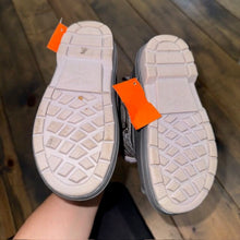 Load image into Gallery viewer, Velcro snow boots 12
