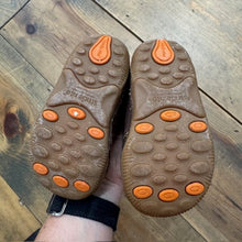 Load image into Gallery viewer, Wide Leather Shoes 6XW
