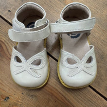 Load image into Gallery viewer, Pearl Mary Jane Bow Shoes 4
