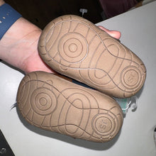Load image into Gallery viewer, NEW! Suprise Leather-Like Shoes 3
