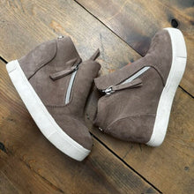 Load image into Gallery viewer, Wedge Tennis Shoes 1
