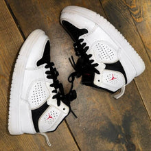 Load image into Gallery viewer, Jump Man Tennis Shoes 11c
