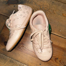Load image into Gallery viewer, lace up flower print sneaker 1
