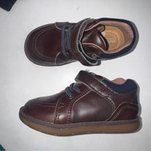 Load image into Gallery viewer, Leather Lined Shoes 7.5WIDE
