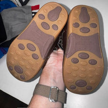 Load image into Gallery viewer, Leather Lined Shoes 7.5WIDE
