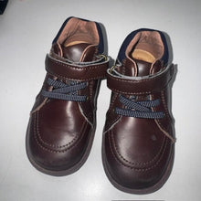 Load image into Gallery viewer, Leather Lined Shoes 7.5WIDE
