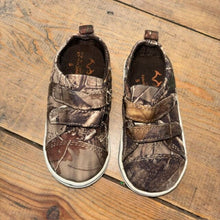 Load image into Gallery viewer, Camo Velcro Tennis Shoes 5
