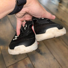 Load image into Gallery viewer, velcro sneakers 8
