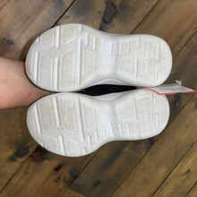 Load image into Gallery viewer, velcro sneakers 7
