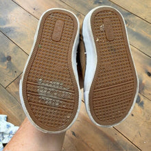 Load image into Gallery viewer, high top sneaker 6
