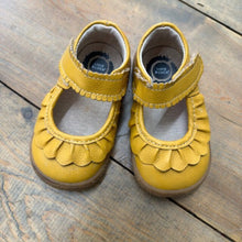 Load image into Gallery viewer, Ruffle Leather Mary Jane Shoes 4
