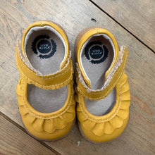 Load image into Gallery viewer, Ruffle Leather Mary Jane Shoes 4

