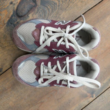 Load image into Gallery viewer, 2002R Running Shoes 8
