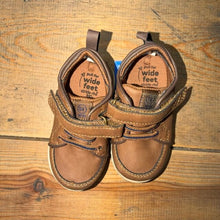Load image into Gallery viewer, velcro casual shoe 5
