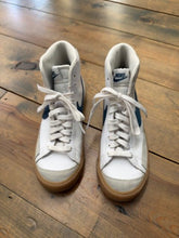 Load image into Gallery viewer, Blazer Mid '77 White Thunderstorm size 5.5Y
