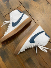 Load image into Gallery viewer, Blazer Mid '77 White Thunderstorm size 5.5Y
